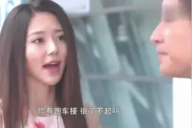 土豪老爸开跑车机场接儿子，跑车直接送给儿子，车牌竟是亮点视频封面