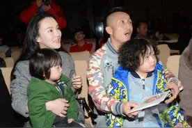 邹市明称重仪式娇妻助阵 呆萌儿子抢镜图片