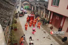 古街办古风传统婚礼 红扇媒婆八抬大轿迎新娘图片