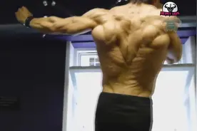 国外健身男子，为健身走火入魔，体脂率低于李小龙，除了肉只有皮视频封面