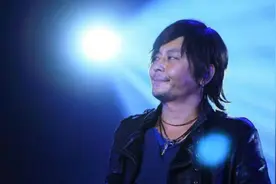 王杰成名曲《伤心1999》下毒前后嗓音对比，一个清澈一个沙哑视频封面