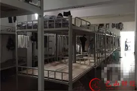 学校一宿舍住55人 寝室后门处就是垃圾桶和厕所图片