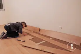 公寓地板破旧，帅气小姐姐自己动手安装木地板，瞬间高大上了视频封面