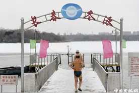长春南湖开启冬泳模式 年龄最大爱好者竟有79岁图片