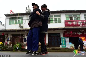 女儿抱瘫痪父亲散步 300米父女两走了一个多小时图片