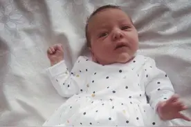 盘点有趣的婴儿：7周大宝宝就能开口说话啦 你猜她第一句说了啥?图片