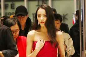 迪丽热巴红裙被抓拍美到无死角 红唇配红裙美像芭比图片