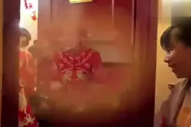结婚当天，新郎找不到鞋了，新娘竟然是这样的反应！好尴尬呀！视频封面