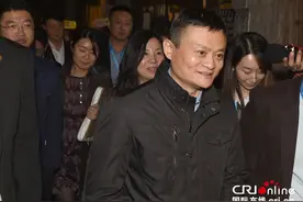 世界互联网大会:马云现身私房菜馆用餐遭围堵 黑外套配卡其裤心情颇好图片