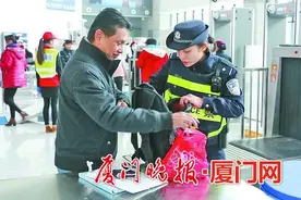 安检处最易丢东西 衣服身份证居多图片