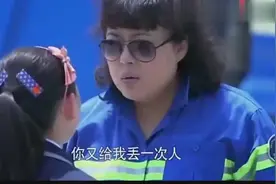 妈妈是环保工人，穿工作服就给女儿开家长会，女儿竟嫌弃妈妈丢人视频封面