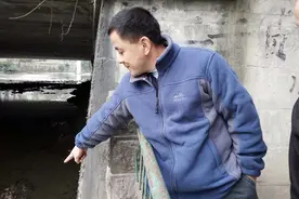 成都市民河边晒太阳看人钓鱼 竟在河中发现炮弹弹头图片