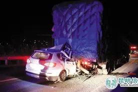 大丽高速一辆SUV插入大货车尾部 一车5人全遇难图片