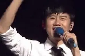 张杰在演唱会一招手，阿拉蕾就变成了迷妹脸图片