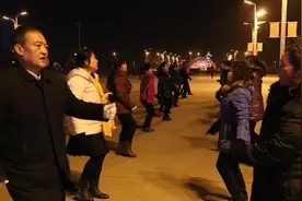 甘肃大叔大妈-3℃齐跳“花式广场舞”图片