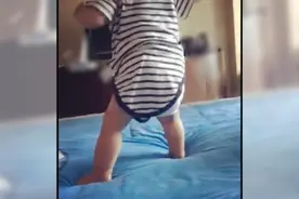 佟丽娅陈思诚儿子朵朵迈出人生第一步图片