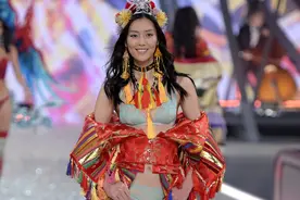 维密T台秀中国军团大势来袭 刘雯何穗奚梦瑶雎晓雯斗艳图片