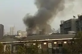 揪心！杭州西湖边老房子起火，11辆消防车前往救援图片