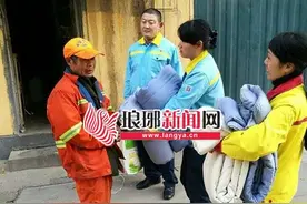 寒冷冬日 中石油临沂公司员工为贫困环卫工送温暖图片