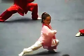 4岁小女孩打太极，果然有宗师张三丰的范儿图片