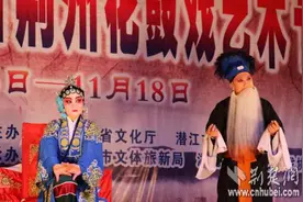 花鼓戏《哑女告状》上演 观众雨中过了把“戏瘾”图片