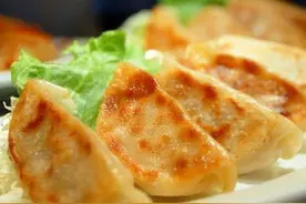 做煎饺不粘锅的小妙招图片