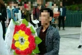 趁心仪女孩如厕时强行表白 还有更作的方式让人无言以对图片