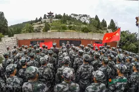 军旅第一课：烈士纪念日 新兵向烈士敬礼图片
