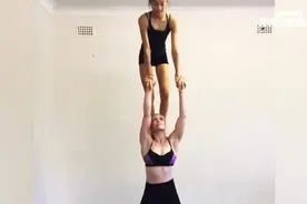 妈妈和女儿秀高空杂技，真厉害视频封面