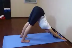 帮女友拍摄的瑜伽垫上5个瑜伽健身动作练习视频封面
