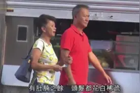 66岁李修贤与老婆甜蜜吃面条，满头白发挺肚腩，给妻子夹菜超恩爱