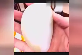 千年老树根下挖出价值不菲的和田玉 就长这样！视频封面