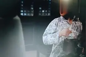 妈妈看见闺女洗澡发现身子不对劲视频封面