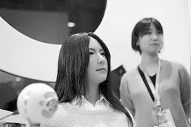 仿真美女机器人抢“风头”图片