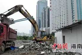 海口龙华区快速整治国贸一停工建筑工地环境卫生问题图片