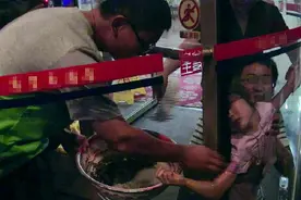 女童过旋转门胳膊被“咬” 对孩子的安全教育别忽视图片
