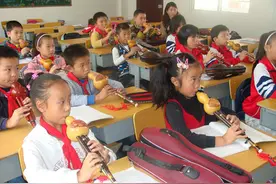 “只要你喜欢葫芦丝，我就免费教你”图片