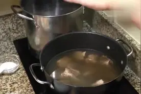 “肉类”焯水时，用冷水还是开水？弄错这一步，难怪肉会柴视频封面
