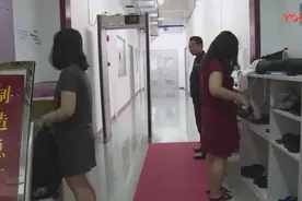 两美女去工厂体验生活，第二天就坚持不住想跑，做着做着就想睡觉视频封面