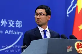 中国海警在黄岩岛海域救起2名菲渔民，风浪很大还在尝试移交图片