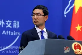 中国海警在黄岩岛海域救起2名菲渔民，风浪很大还在尝试移交图片