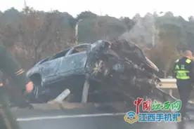 福银高速昌九段小车撞隔离带起火燃烧 司机逃离驾驶室图片