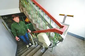 神器抬你上楼 居民自费安装济南首台楼道接力“电梯”图片
