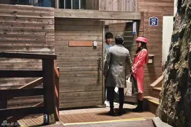 三角恋？《蓝色大海的传说》曹政奭登场客串 与全智贤说笑图片