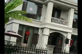 姐夫当初建房的时候，都劝他建三层，说是不能比旁边的房子矮，最后他却把省下的预算围个院子，是不是傻啊#农村建房视频封面