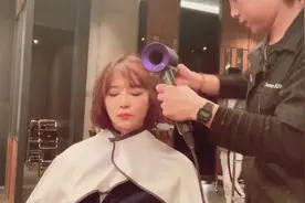 气质时尚的烫短发，烫发已经成为现在大多数年轻女孩儿的选择视频封面