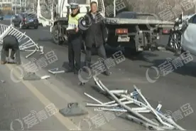 青岛一怀胎九月孕妇开车迎面撞上两车 车头凹陷图片