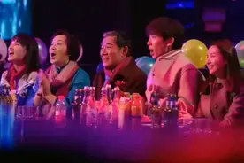 李立群和子女参加跨年，众人一起迎接新年，场面感人，幸福时刻！视频封面
