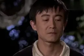 弟弟改不了酗酒的毛病，哥哥直接按住他往他头上淋酒，喝个够！视频封面