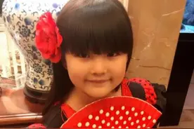 王岳伦晒王诗龄戴红花萌照称小西班牙女郎 成李湘摇钱树遭批图片